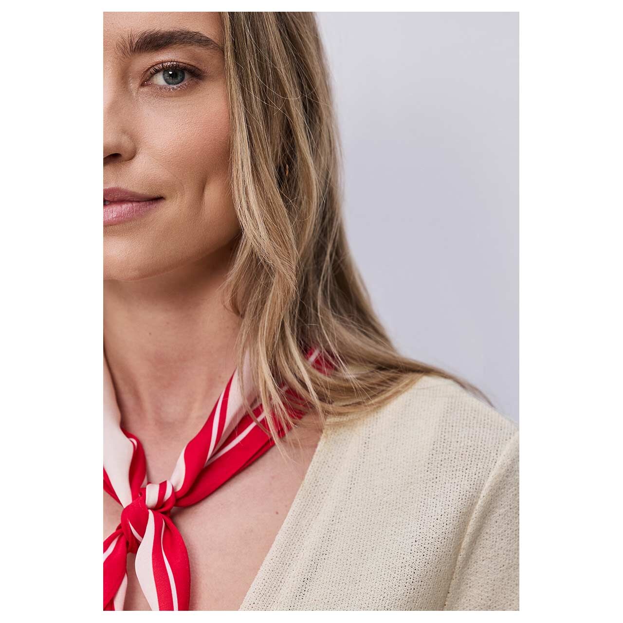 Damen Strickjacke Nette Knit Look von Street One in Beige, detaillierte Vorderansicht am Model