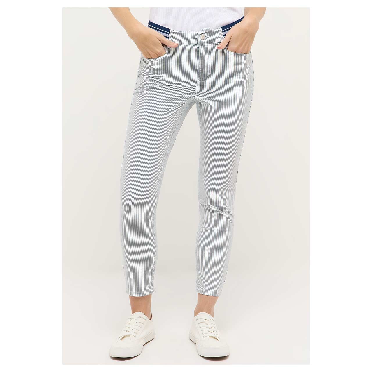Damen 7/8 Jeans Ornella Sporty von Angels in Blau gestreift, Vorderansicht am Model