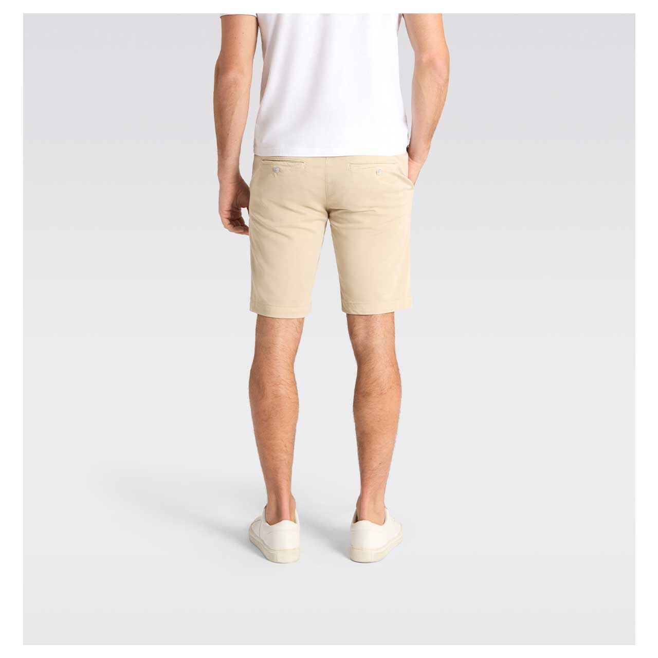 Baumwoll Bermuda Jogn Short von MAC in Beige, Rückansicht am Model