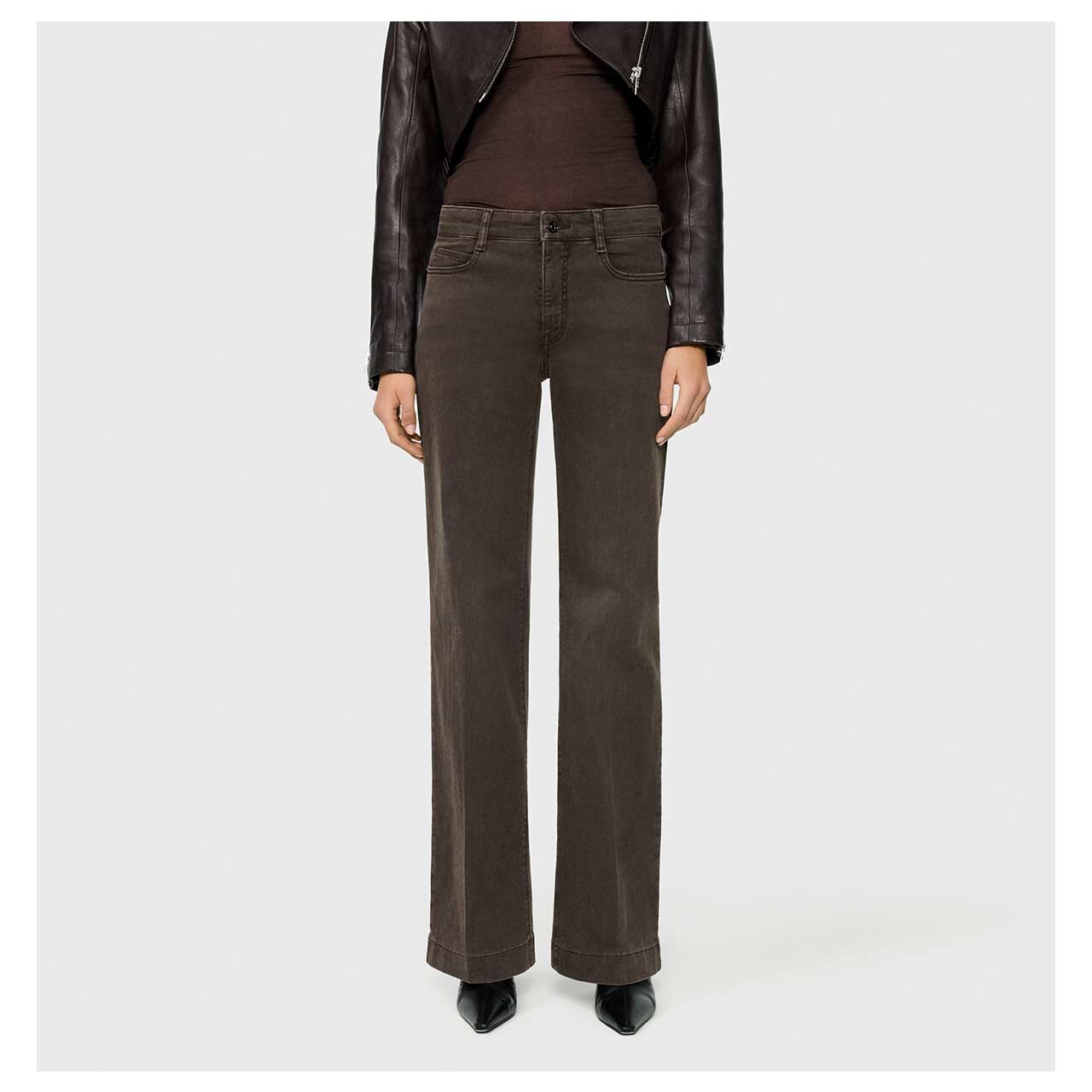 Stretch Damenjeans Wide von MAC in Dunkelbraun, Vorderansicht am Model
