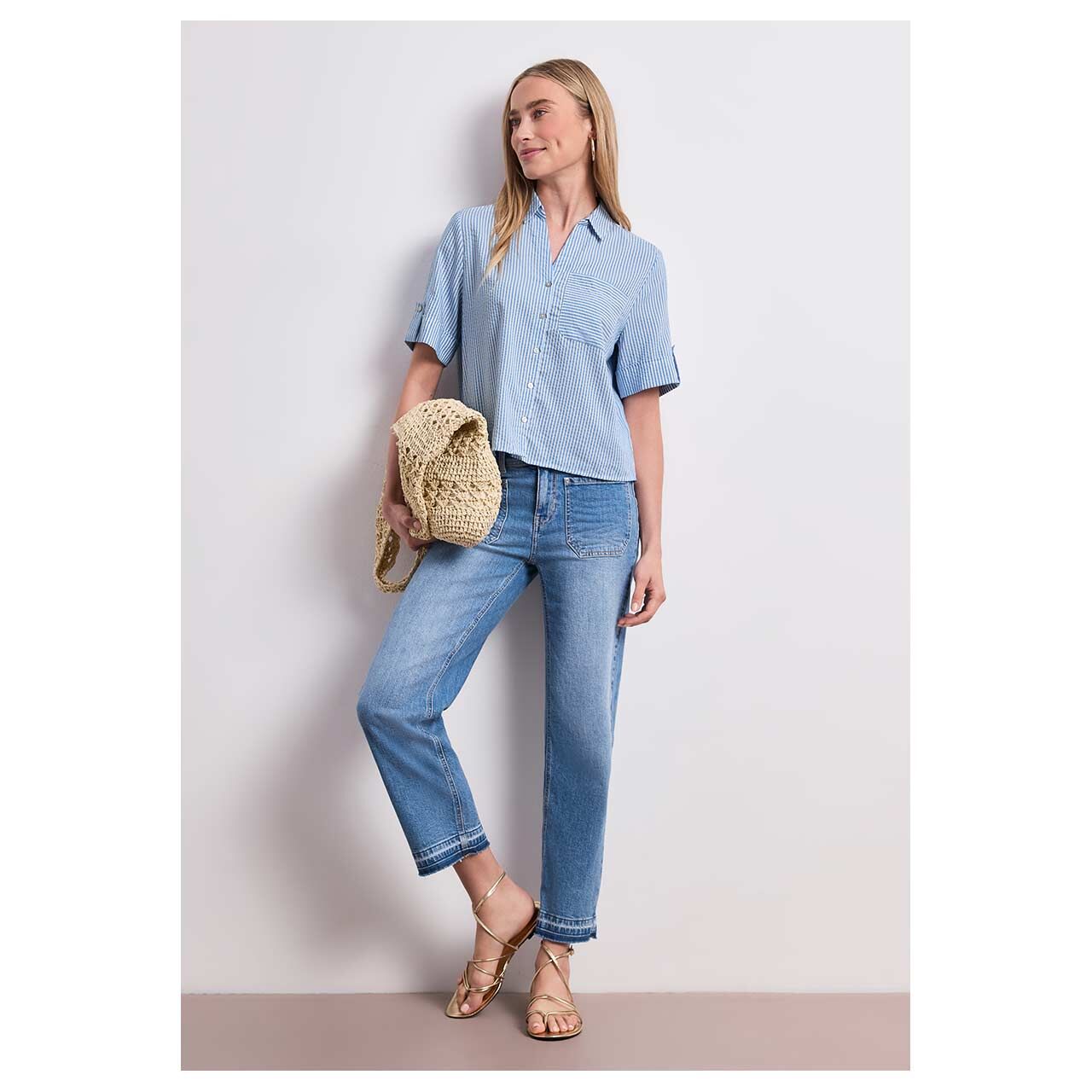 Damen Kurzarm Bluse Buttoned Shirtcollar von Street One in Hellblau gestreift, Ganzkörperansicht Model