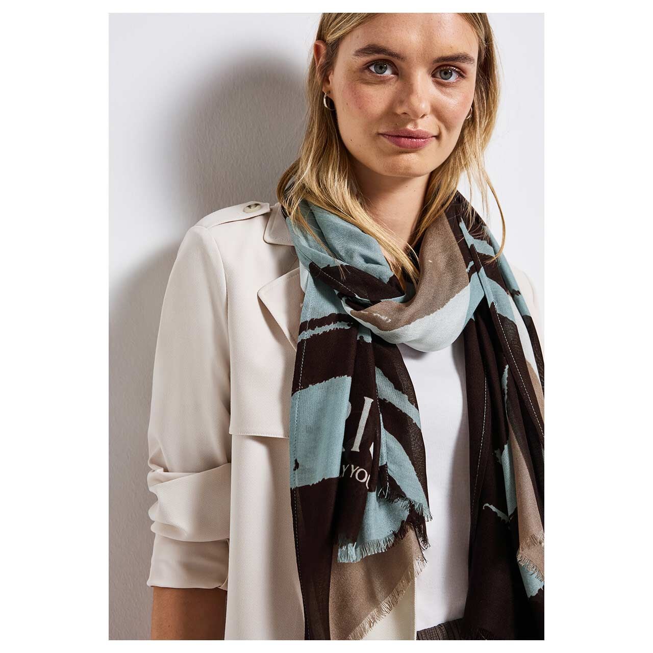 Damen Tuch Printed Modal von Street One in Petrol mit Print, Detailansicht am Model