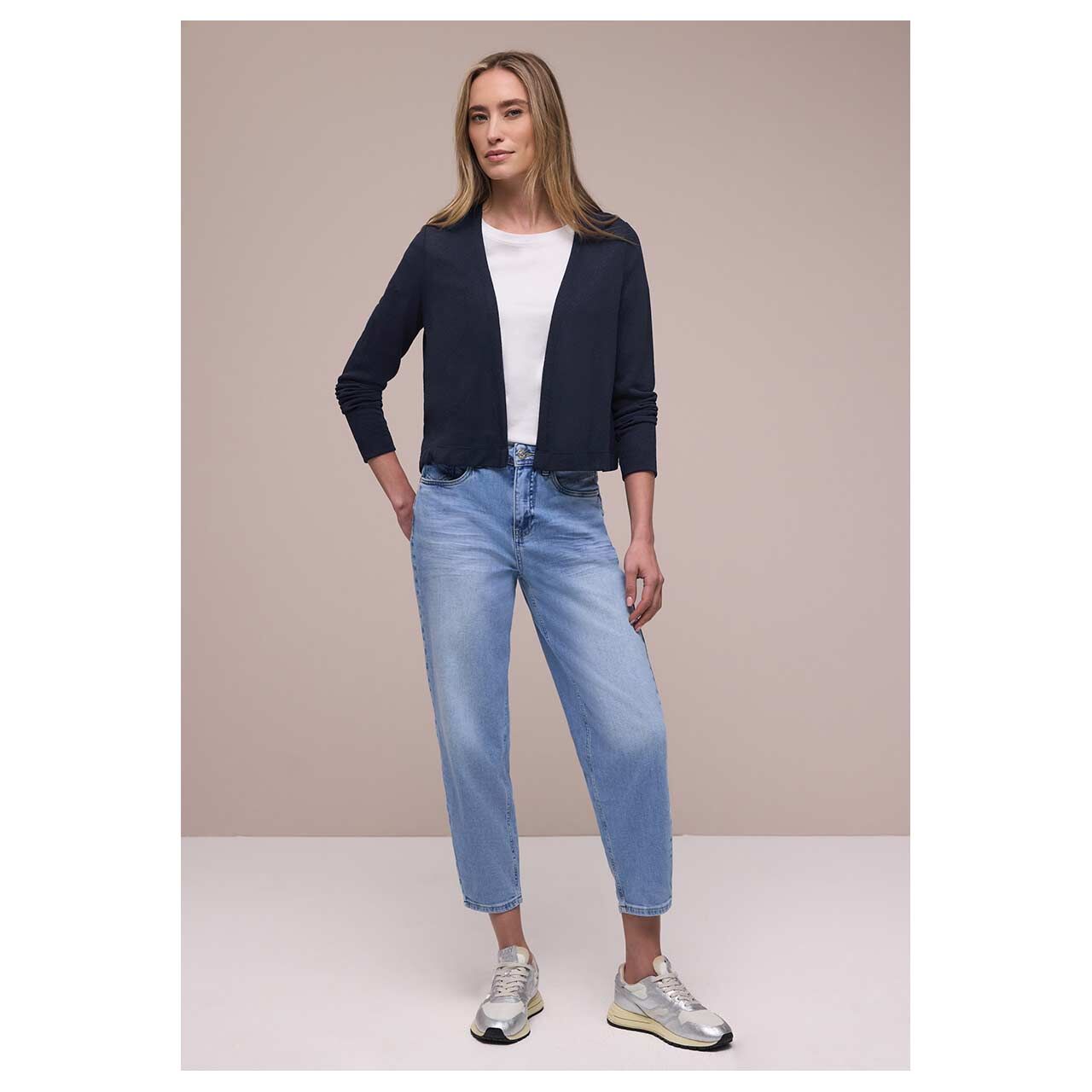 Damen Strickjacke Nette Knit Look von Street One in Dunkelblau, Ganzkörperansicht am Model