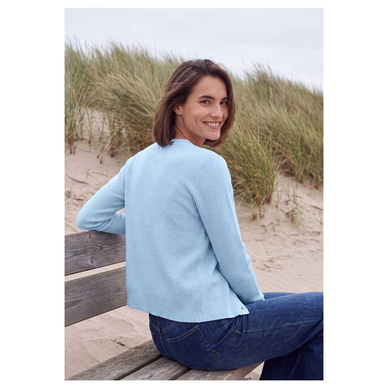 Damen Strickjacke Structured Cosy Cardigan von Cecil in Hellblau meliert, Rückansicht am sitzenden Model
