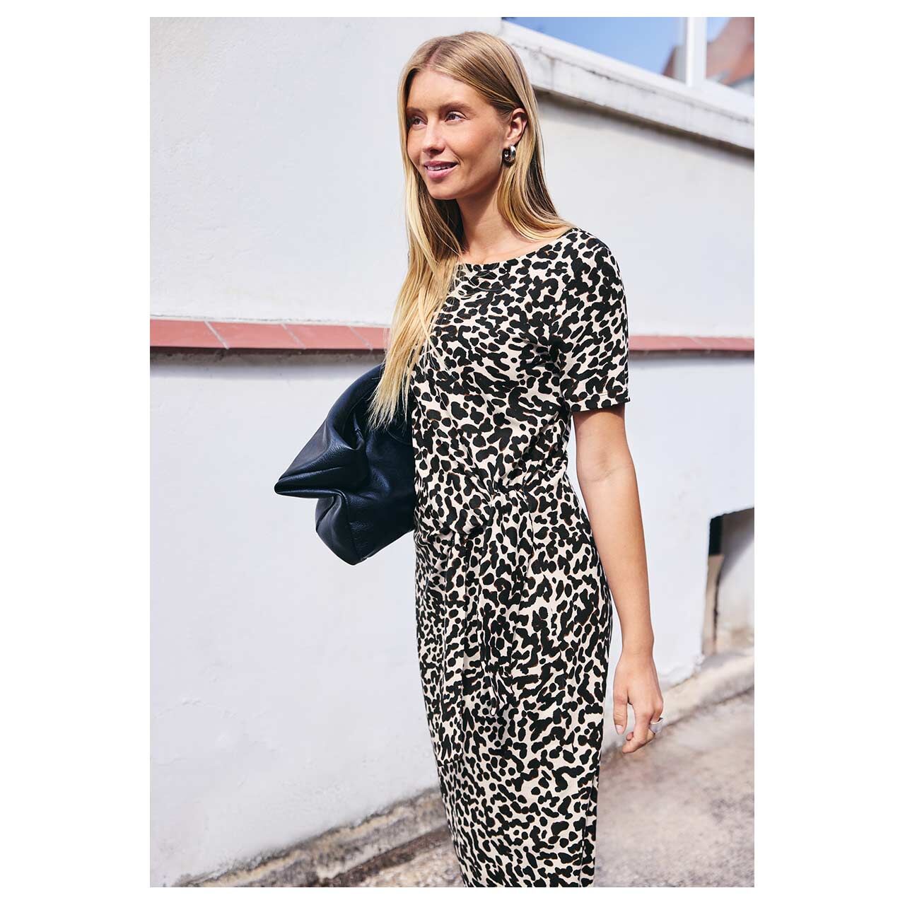 Damen Kurzarm Kleid Knot Jersey Dress von Street One Studio in Schwarz mit Print, Vorderansicht am Model