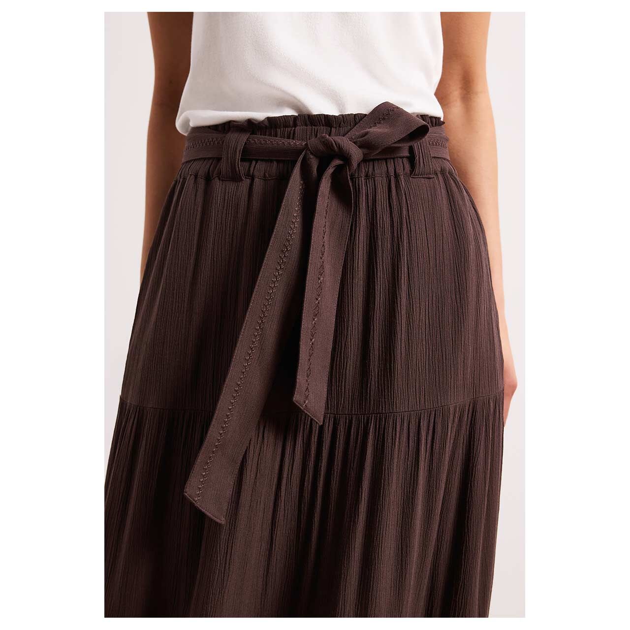 Damen Rock Maxi Volant von Street One in Dunkelbraun, Detailansicht Model vorne