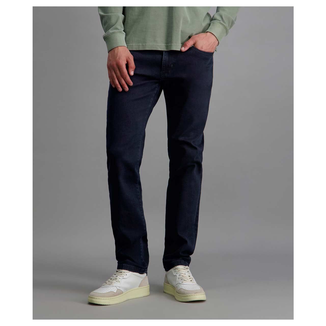 Stretch Herrenjeans Eric Megaflex in Dunkelblau, Vorderansicht am Model