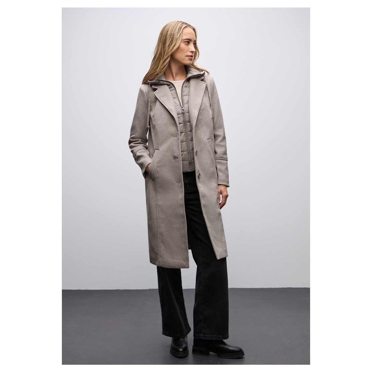 Damen Mantel Long Revers Coat von Street One in Greige meliert, Ganzkörperansicht am Model