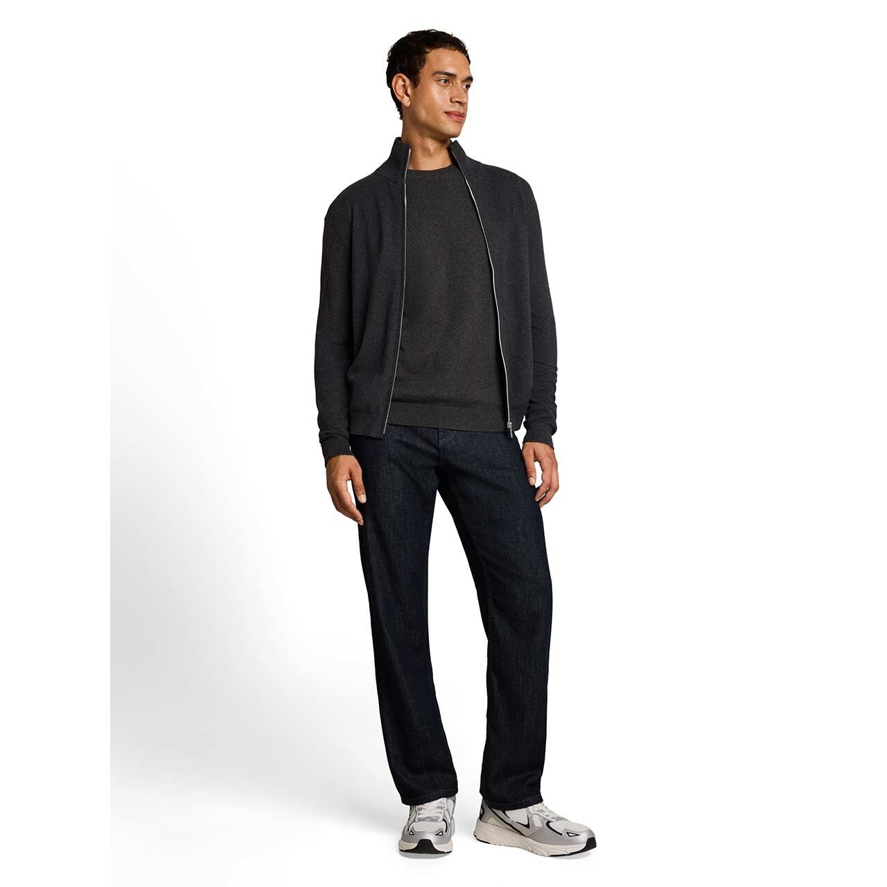 Herren Pullover Cashmere Crewneck Knit von Tom Tailor in Dunkelgrau meliert, Ganzkörperansicht am Model