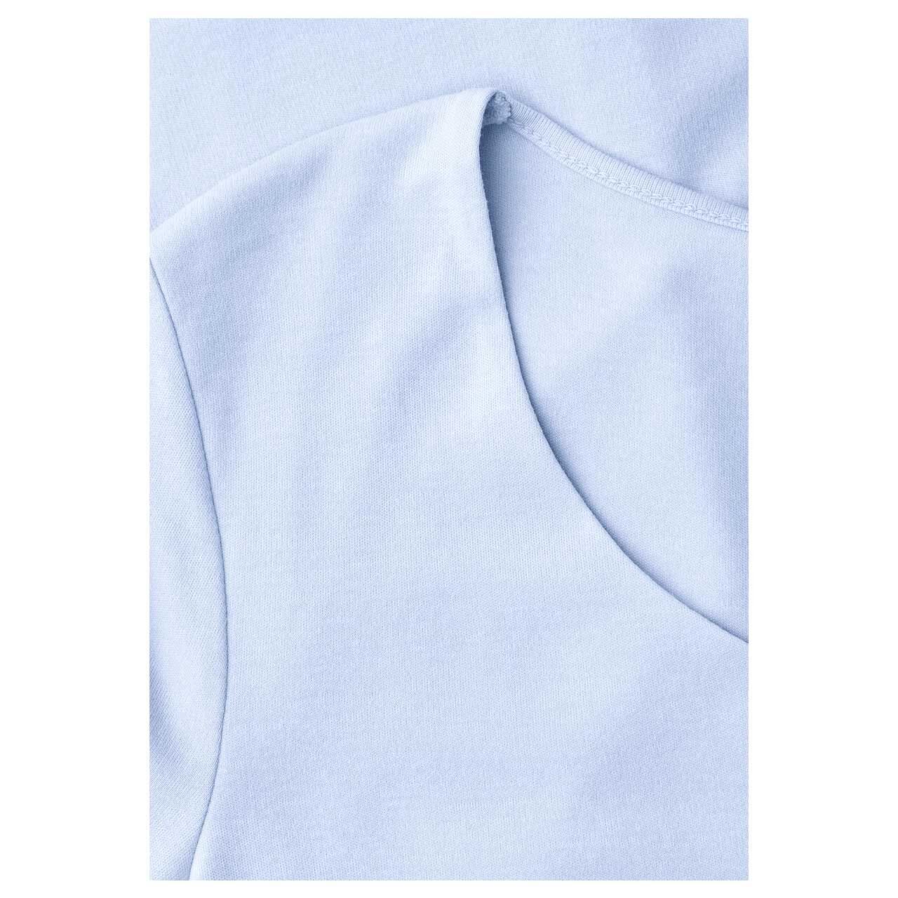 Damen T-Shirt Heart Neck Ada von Street One in Hellblau, Ganzkörperansicht Model vorne mit Jacke