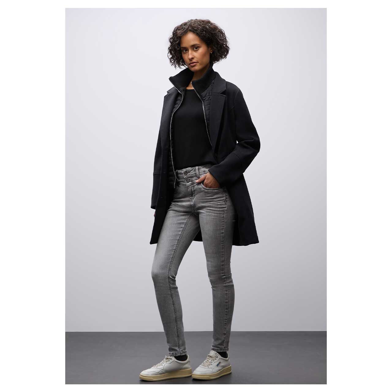 Damenjeans York von Street One in Grau verwaschen, Ganzkörperansicht am Model