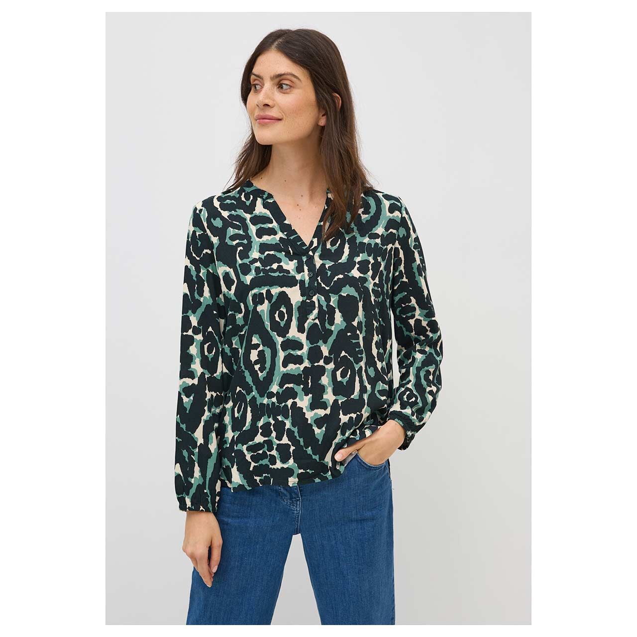 Damen Langarm Bluse von Cecil in Dunkelgrün mit Print, detaillierte Vorderansicht am Model