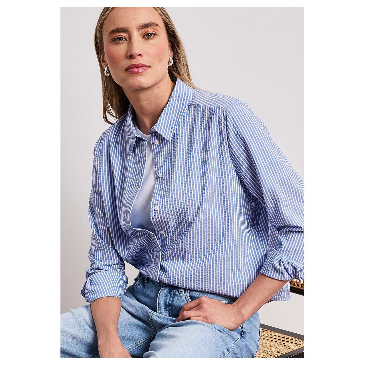 Damen Langarm Bluse Seersucker Striped Shirtcollar von Street One in Blau gestreift, Seitansicht am Model