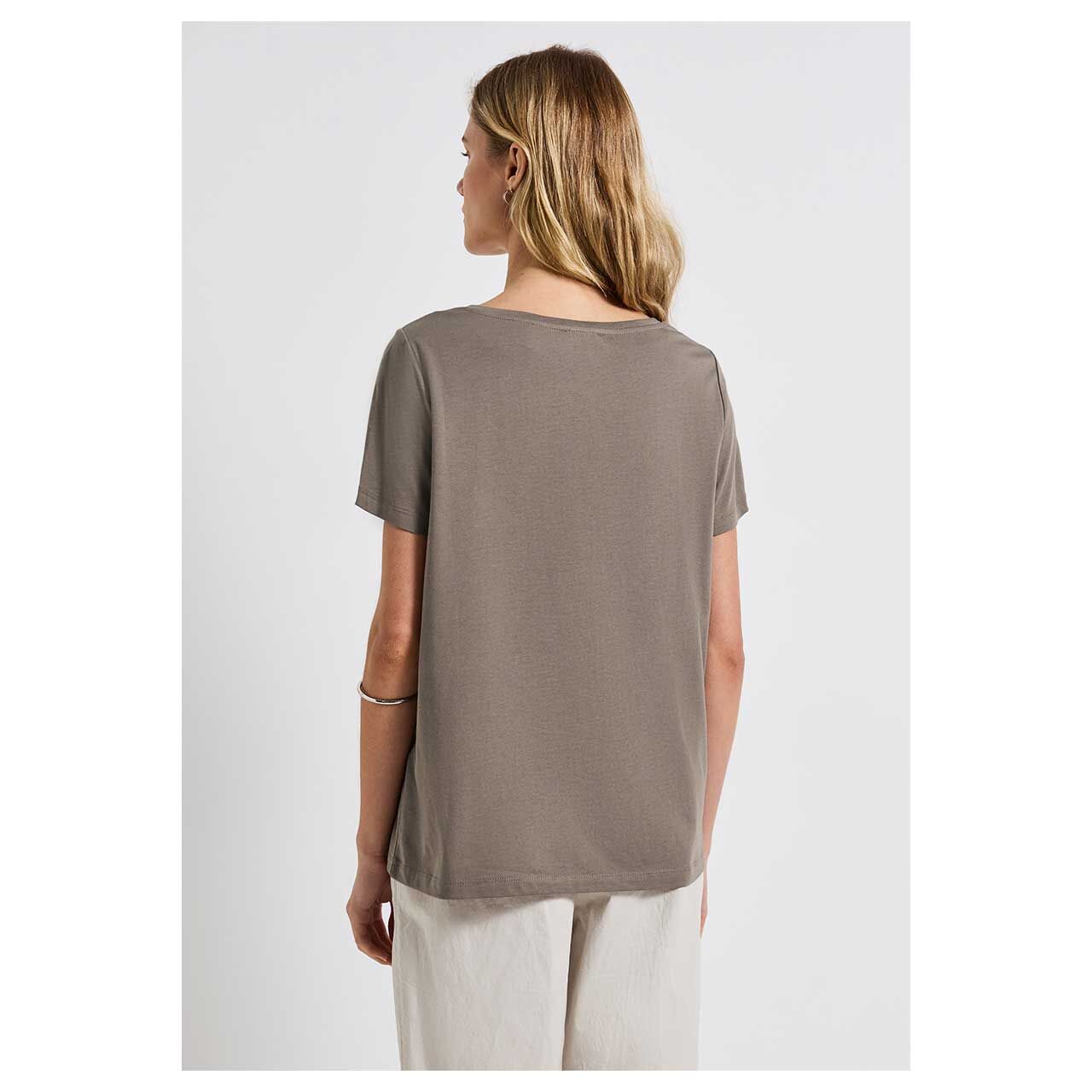 Rückansicht des getragenen Damen T-Shirt von Street One in Sandbraun mit Print