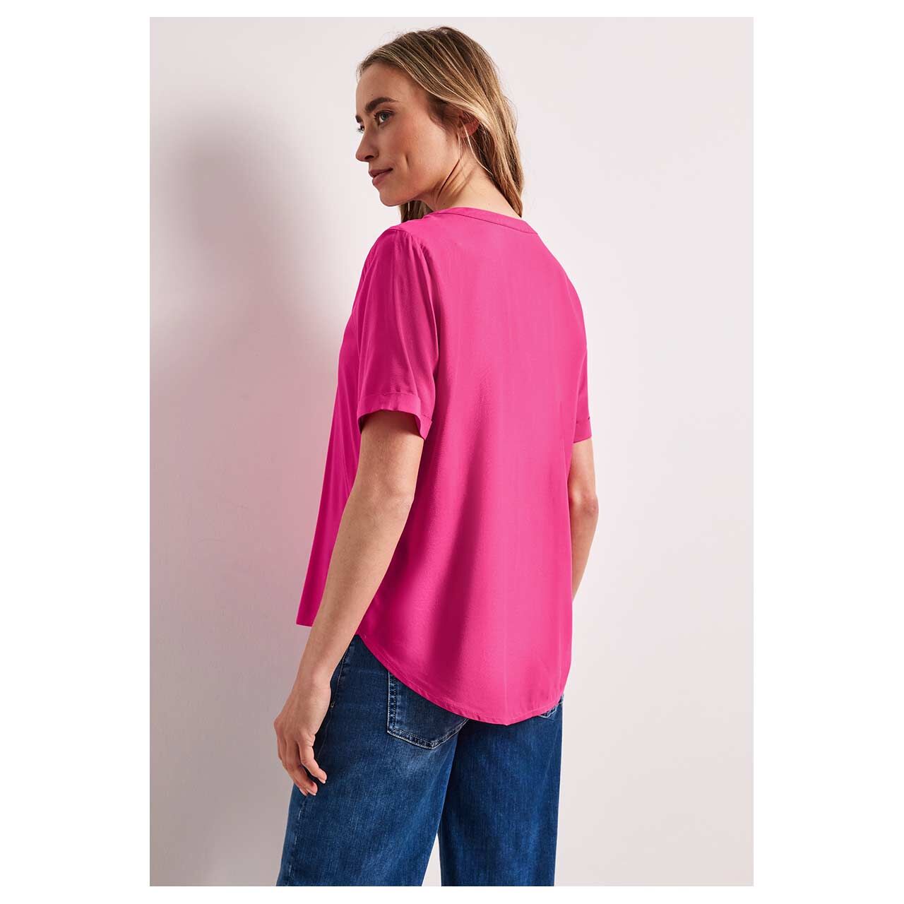 Damen Kurzarm Bluse Splitneck Turn-Up von Street One in Pink, Rückansicht am Model