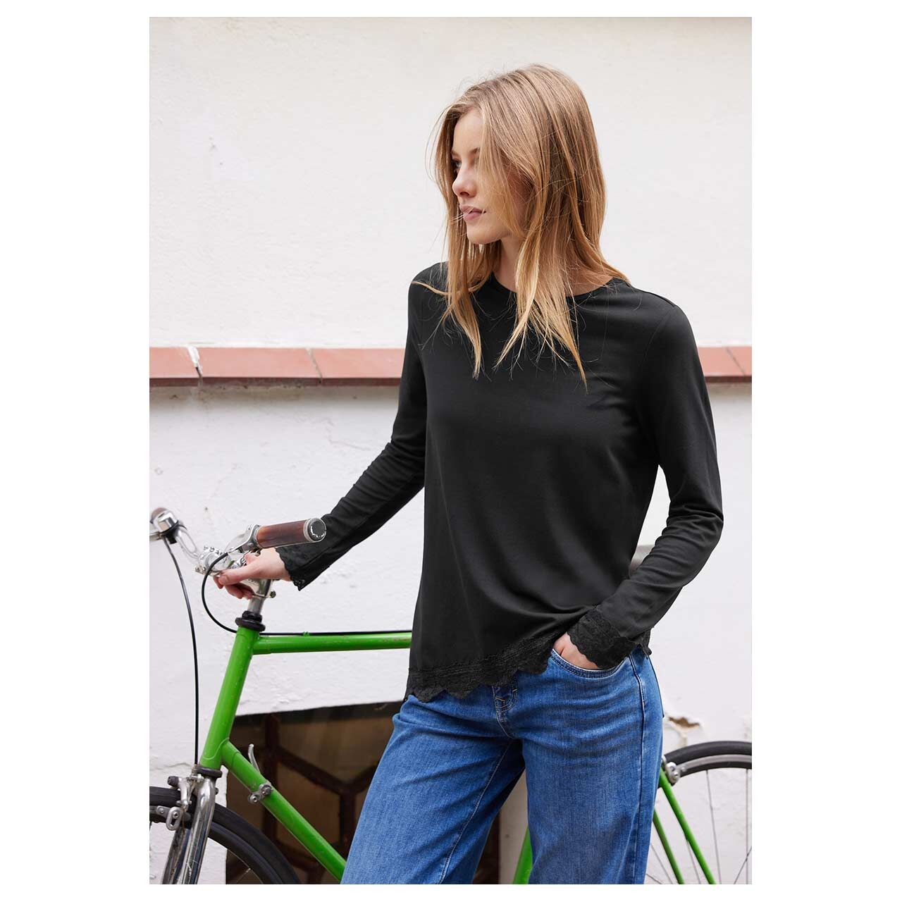Damen Langarm Shirt Diagonal von Street One Studio in Schwarz, Vorderansicht am Model