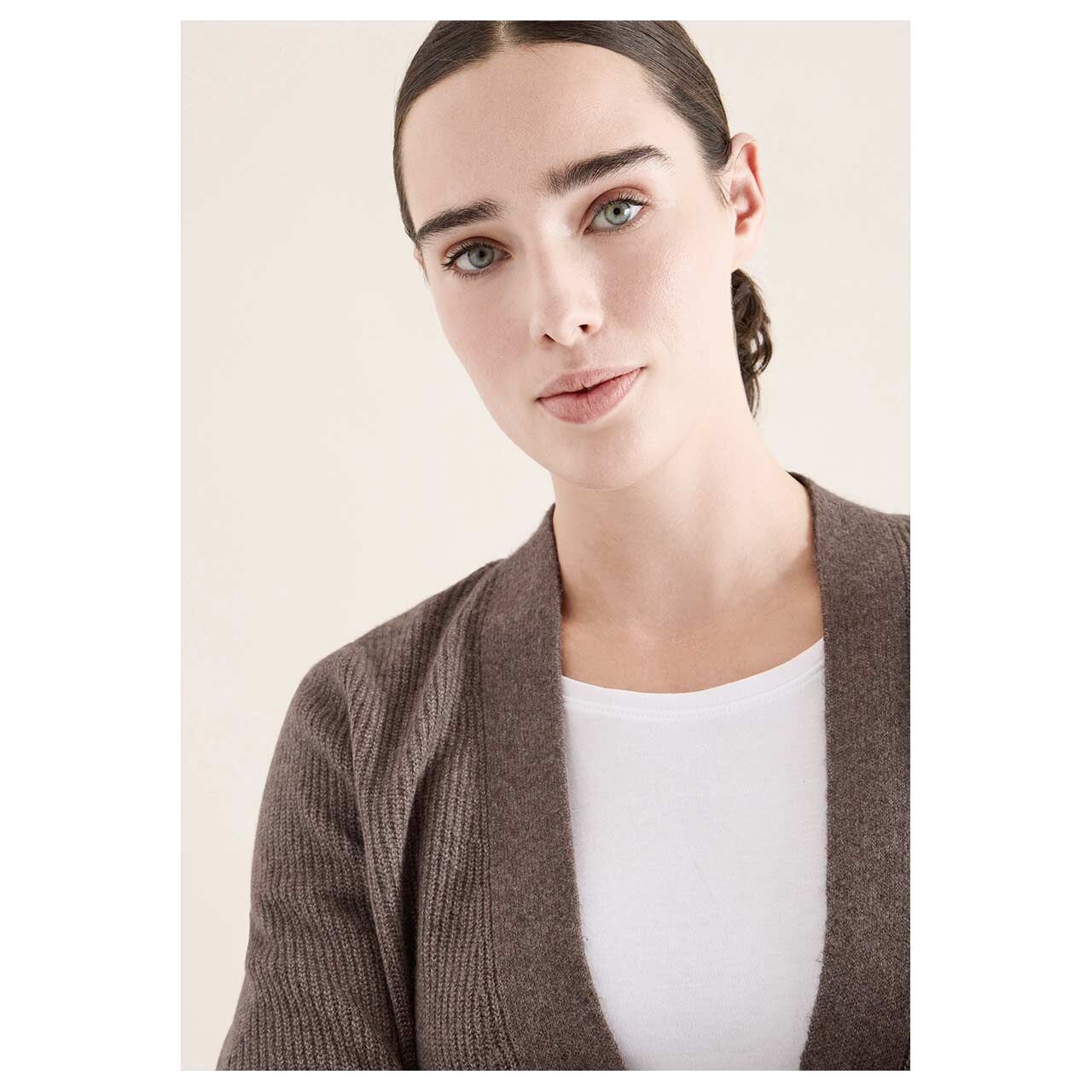 Damen Strickjacke Cosy Rib Mix Cardigan von Cecil in Braun meliert, detaillierte Vorderansicht am Model