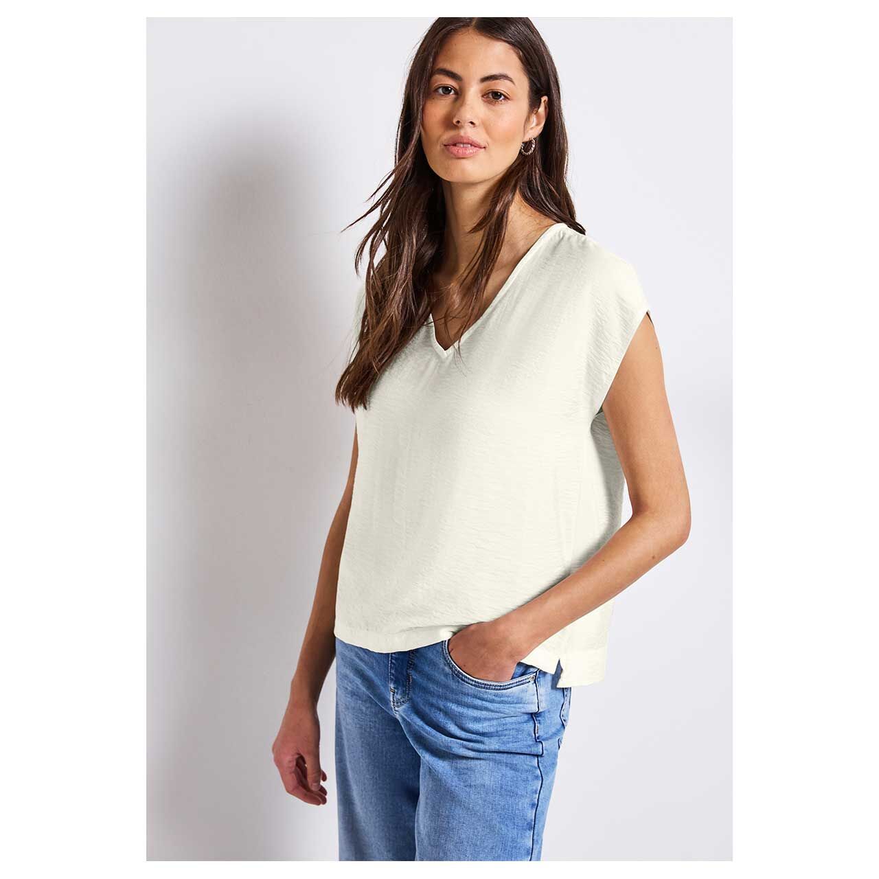 Damen Bluse V-Neck Dropped Shoulders von Street One in Cremeweiß, Nahansicht am Modell