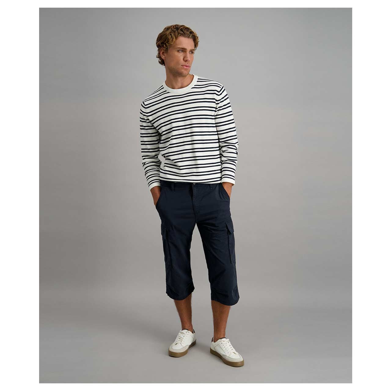 Stretch Herren 3/4 Cargo Baumwollhose Corey in Dunkelblau von Pioneer, Vorderansicht am Model