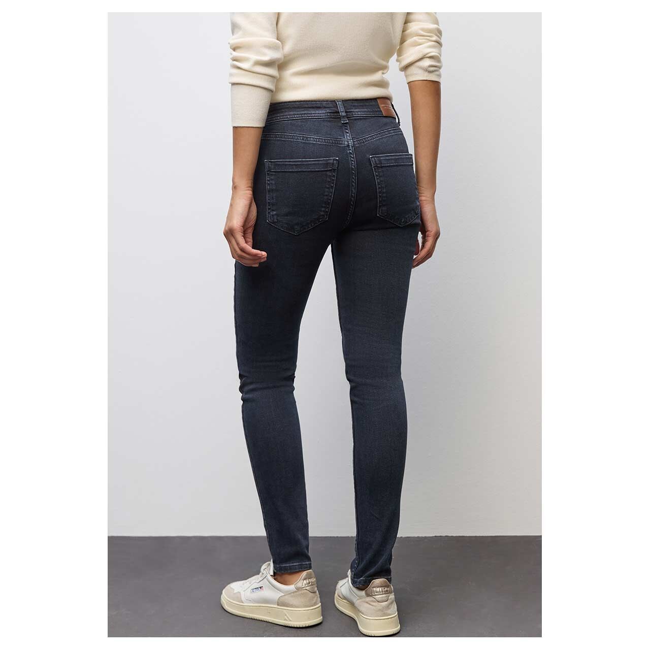 Damenjeans York von Street One in Dunkelblau angewaschen, Rückansicht am Model