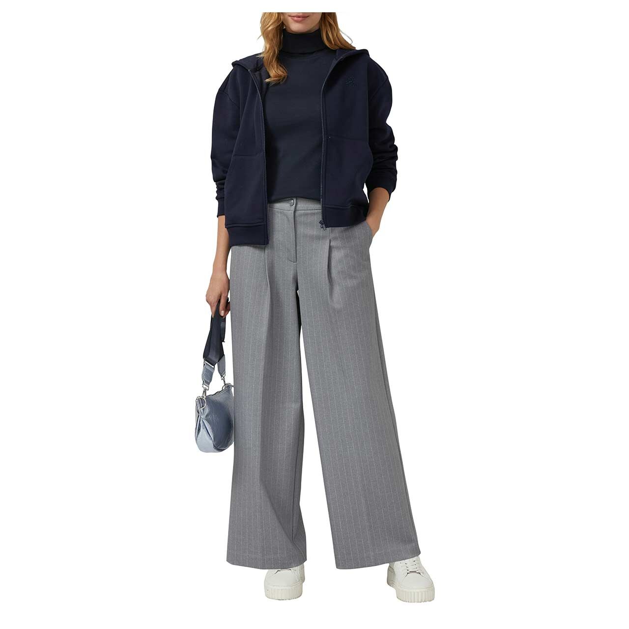 s.Oliver Damen Rollkragen Langarm Shirt in Dunkelblau, Ganzkörperansicht am Model