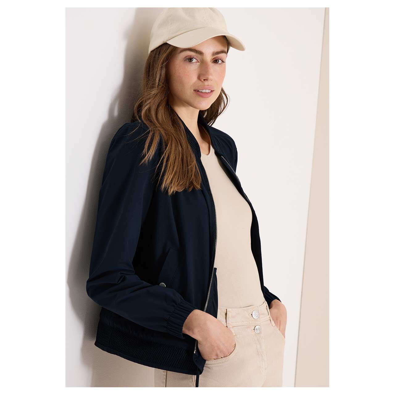 Damen Jacke Blouson Mesh Details von Cecil in Dunkelblau, Seitenansicht am Model