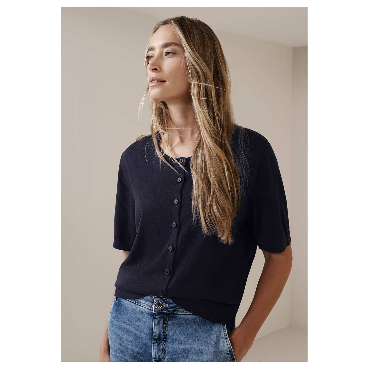 Damen Strickjacke Short Sleeve Cardigan von Street One in Dunkelblau, detaillierte Vorderansicht am Model