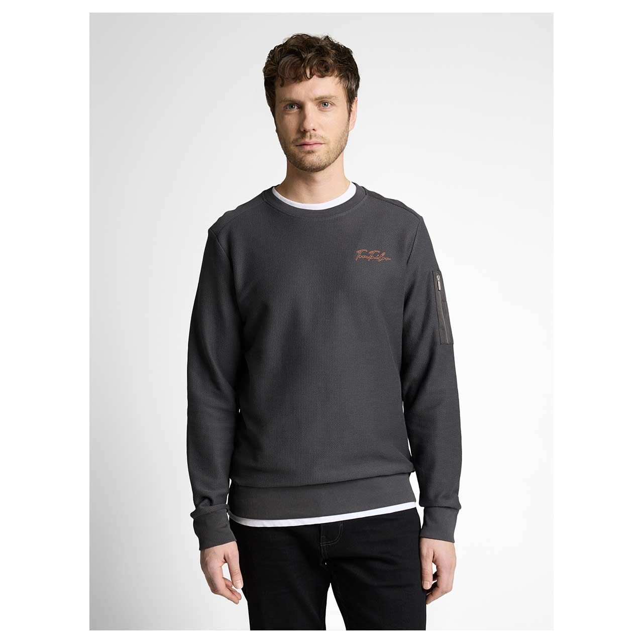 Herren Sweatshirt Structured Crewneck von Tom Tailor in Dunkelgrau, Vorderansicht am Model