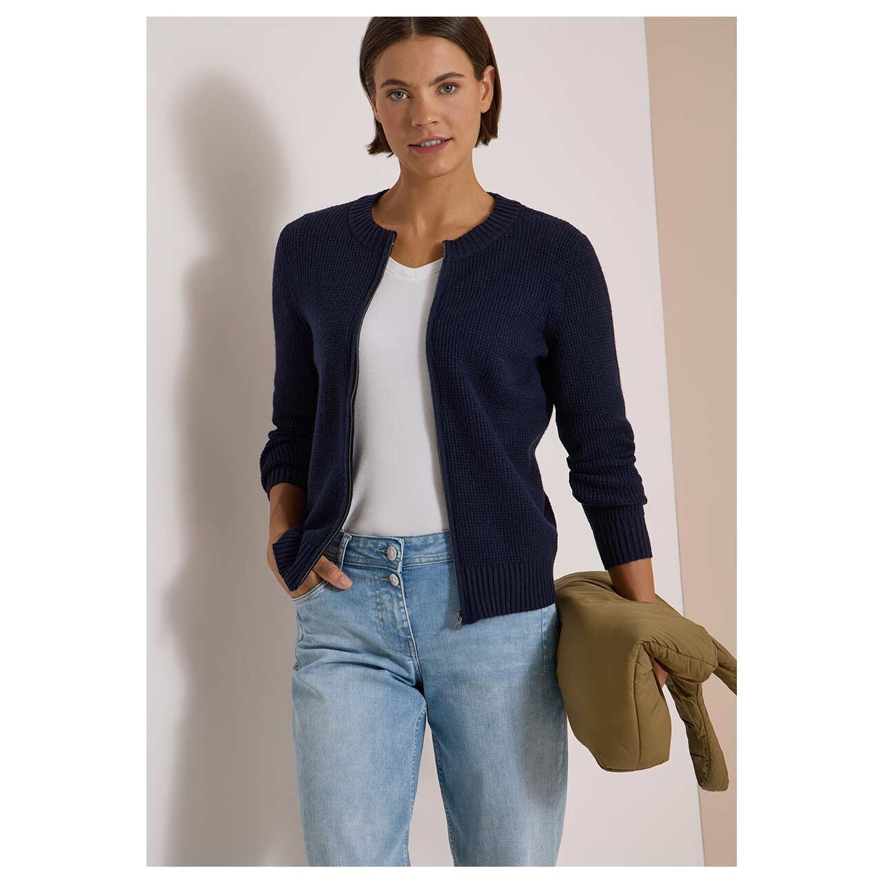 Damen Strickjacke Cosy Zipper Cardigan von Cecil in Dunkelblau, gestylte Vorderansicht am Model