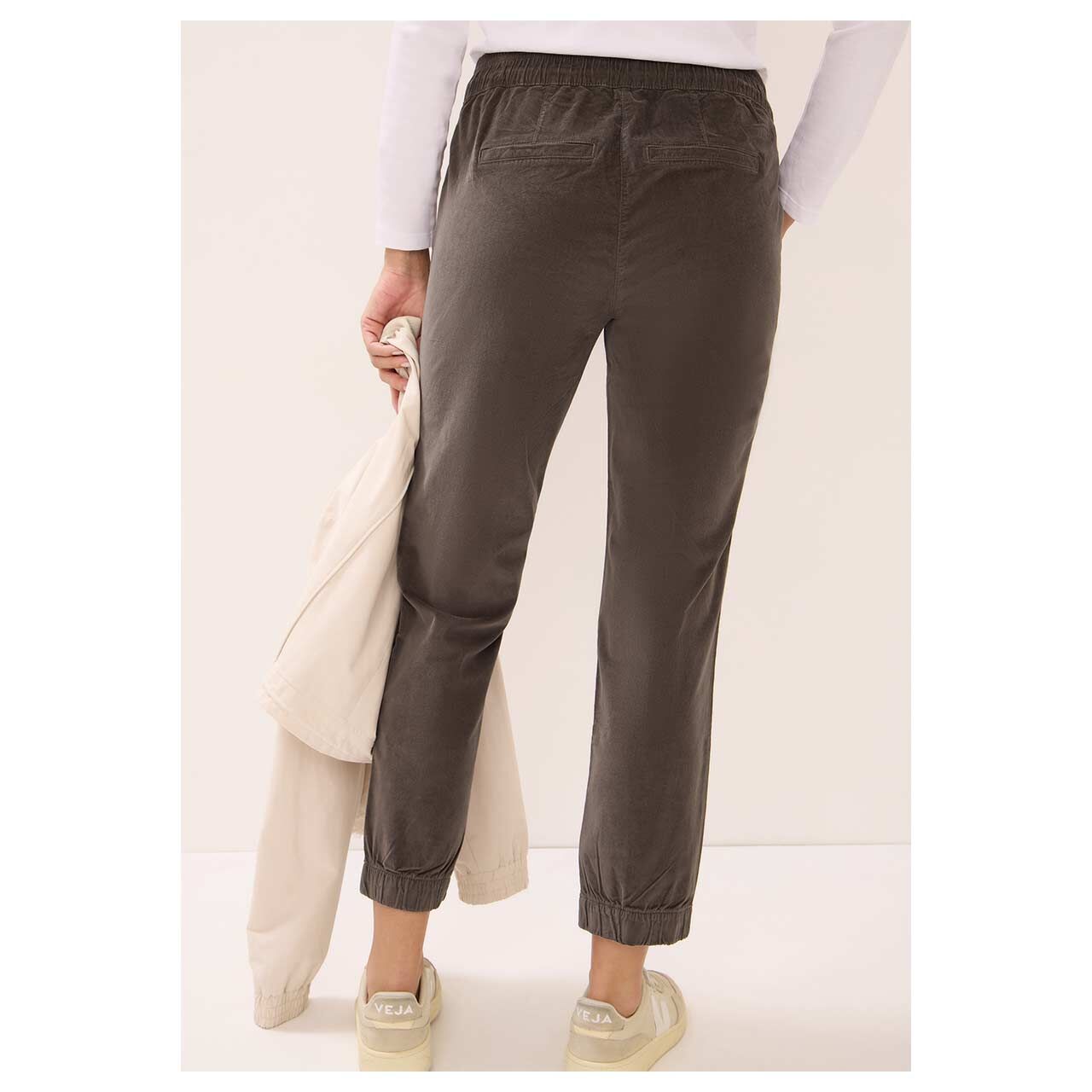 Damen Cordhose Tracey von Cecil in Grau-Braun, Rückansicht am Model