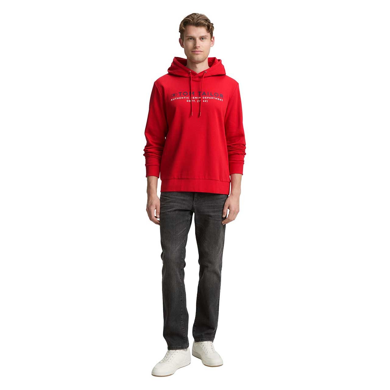 Herren Hoodie Sweatshirt von Tom Tailor in Rot mit Print, Ganzkörperansicht am Model