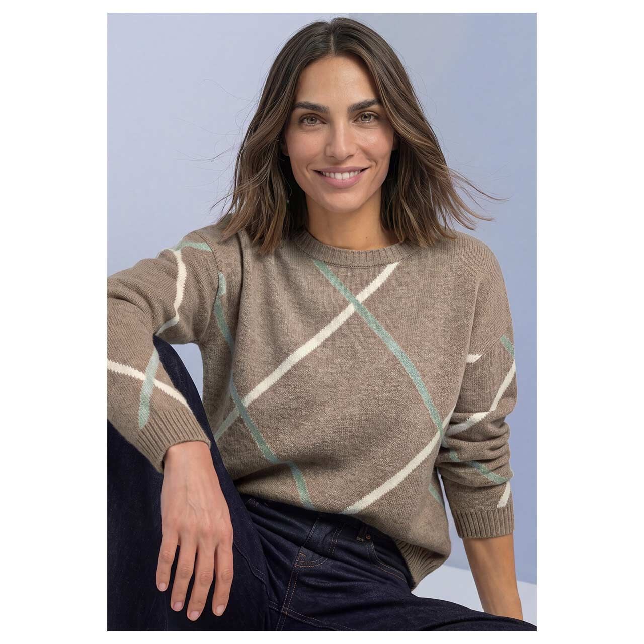 Damen Pullover Cosy Sweater Intarsia von Street One in Beige mit Print, Vorderansicht am sitzenden Model