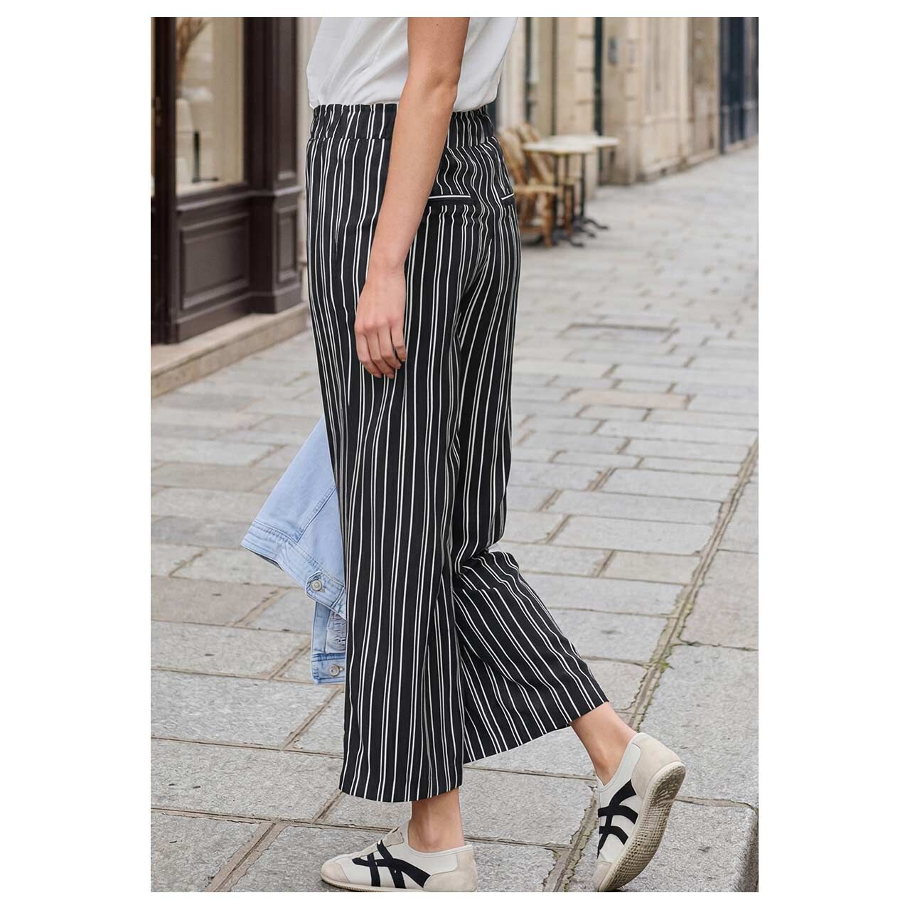 Damen Ankle Hose Wide Leg von Street One Studio in Schwarz gestreift, Seitenansicht am Model