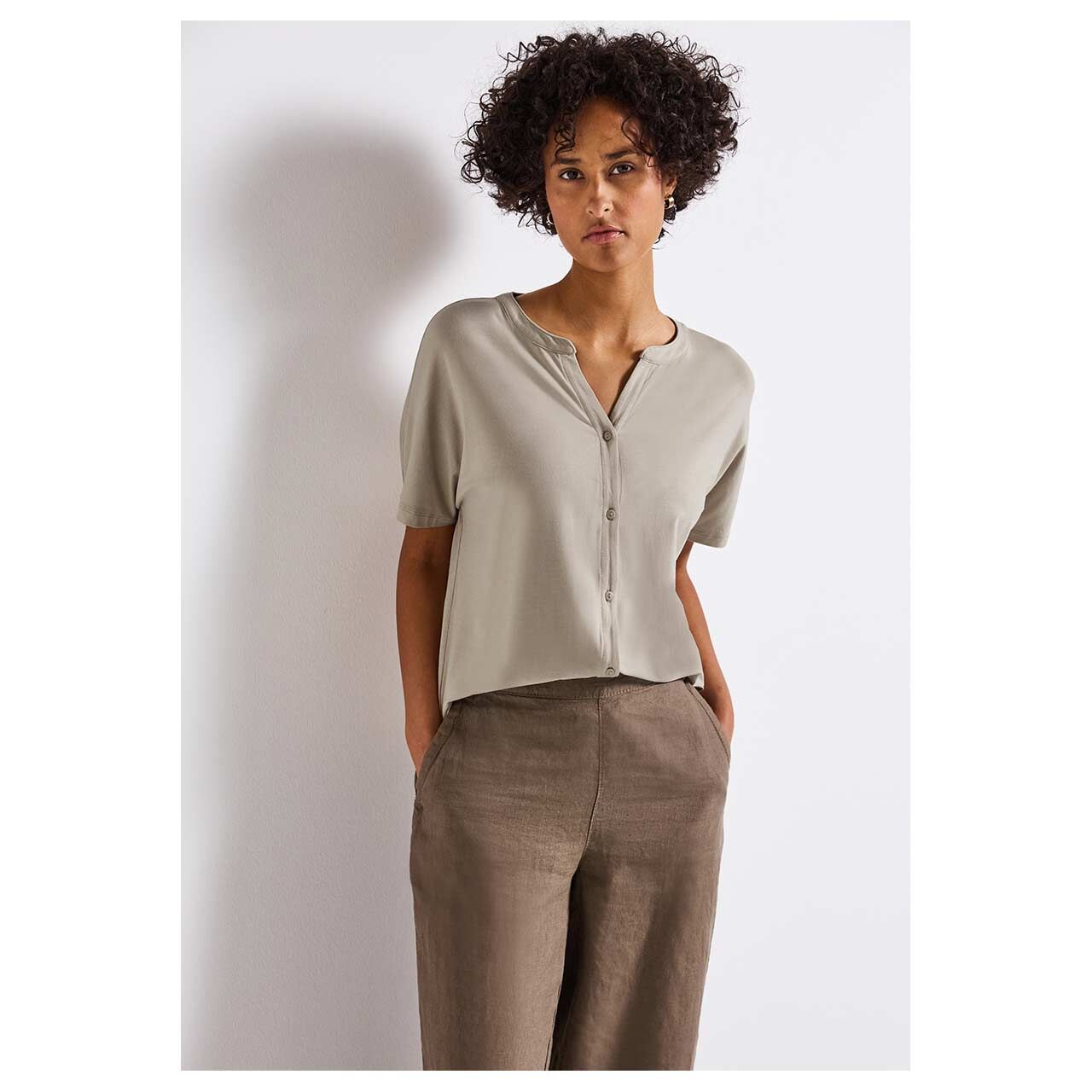 Damen Kurzarm Shirtjacke Jersey Tunic von Street One in Beige, Vorderansicht am Modell