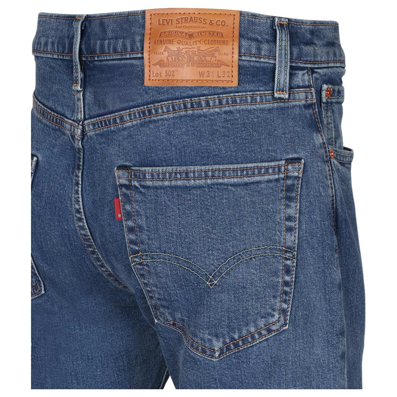 Herren Jeans 502 von Levi's® in Blau angewaschen, detaillierte Rückansicht