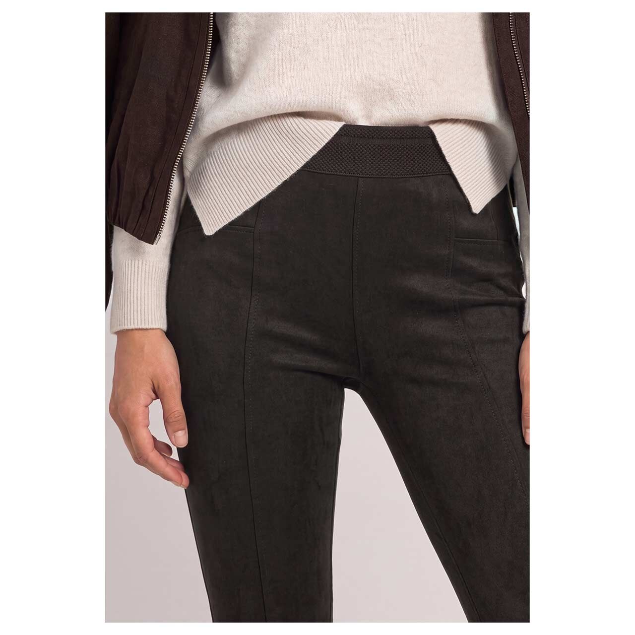 Damen Ankle Hose Hope Velours von Street One in Dunkelbraun, detaillierte Vorderansicht am Model