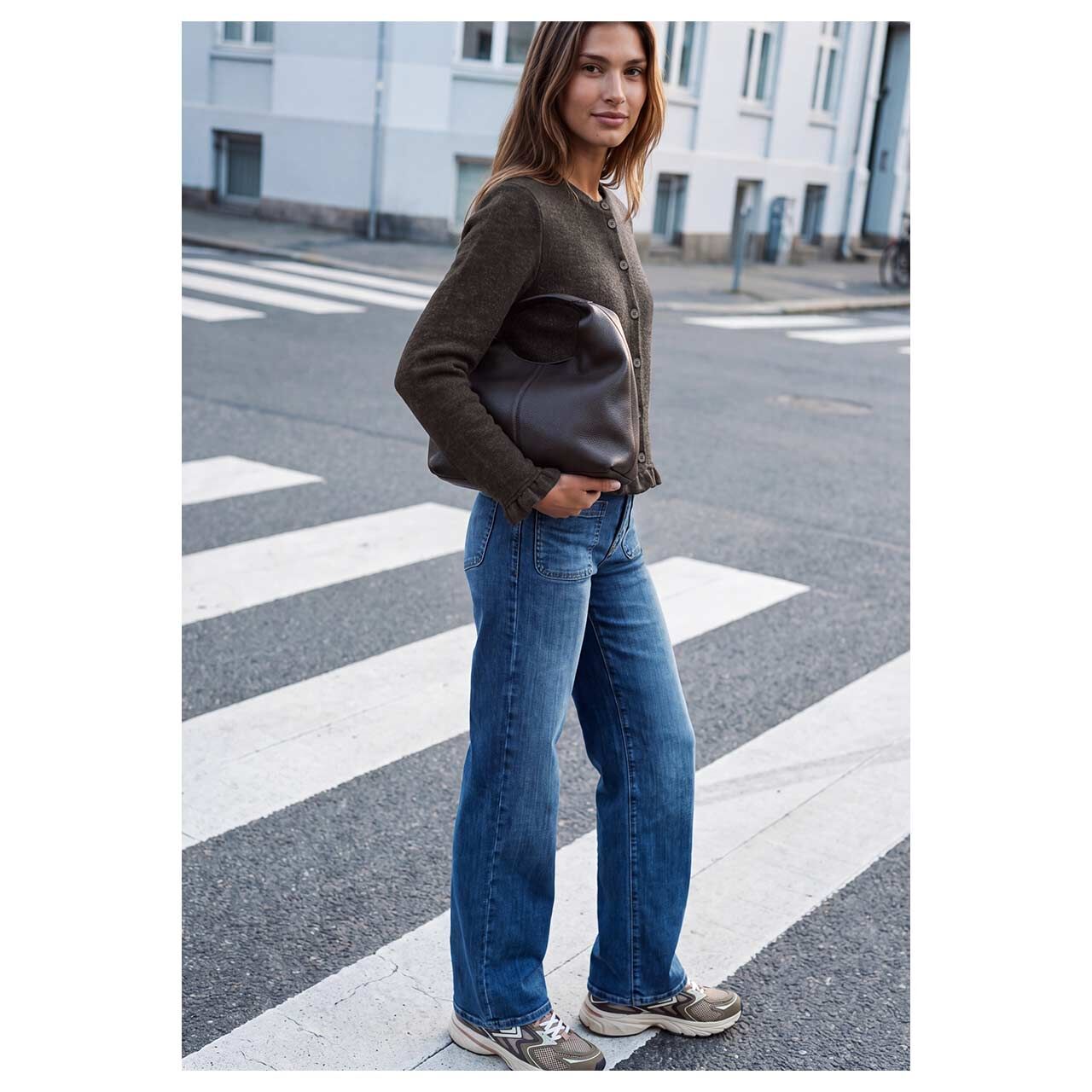 Damen Strickjacke Soft Jacket Frills von Street One Studio in Dunkelbraun meliert, Ganzkörperansicht am Model