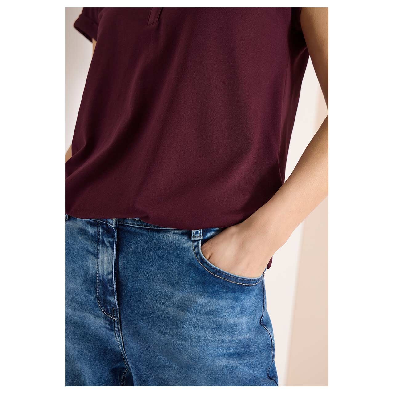 Damen T-Shirt Solid Rib Collar Tunic von Cecil in Weinrot, detaillierte Vorderansicht am Model