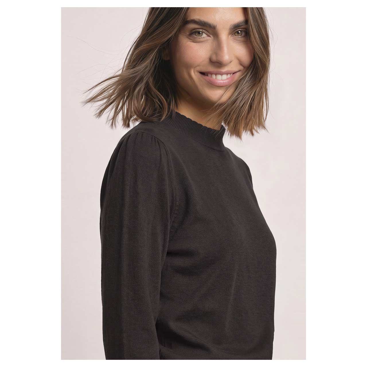 Damen Pullover Turtle Neck Puffy Sleeve Sweater von Street One in Dunkelbraun, Detaillierte Vorderansicht am Model