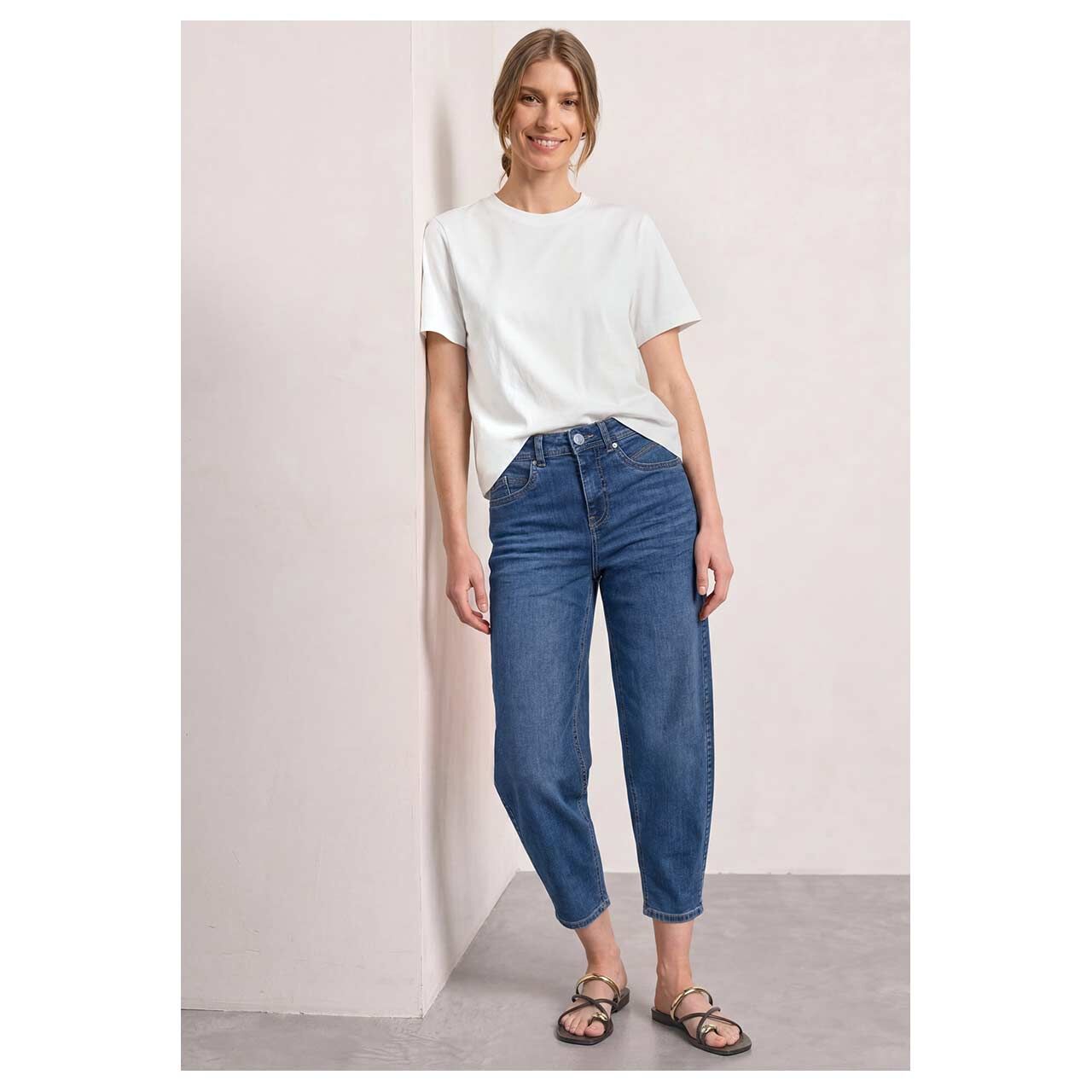 Damen Ankle Jeans Karlie Barrel von Street One in Blau angewaschen, detaillierte Vorderansicht am Model