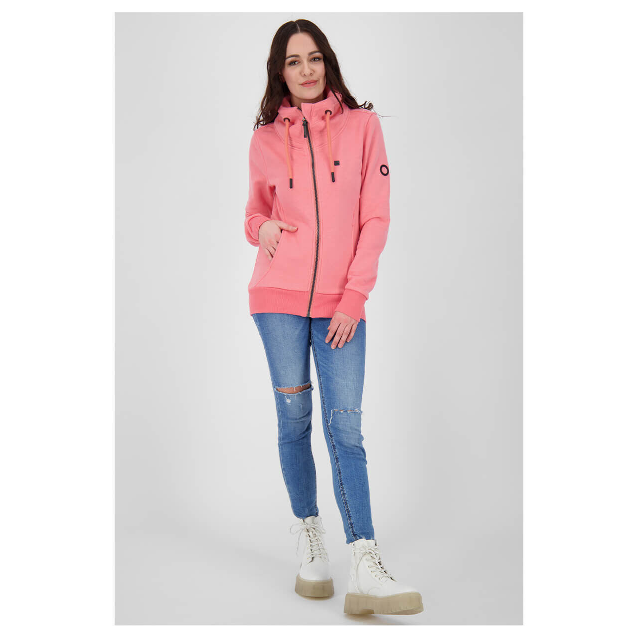 alife-and-kickin-sweatjacket-vivian-peach-2200-ansicht-model-vorn Alife and Kickin Vivian Sweatjacke für Damen in Korallenrot, FarbNr.: 2200