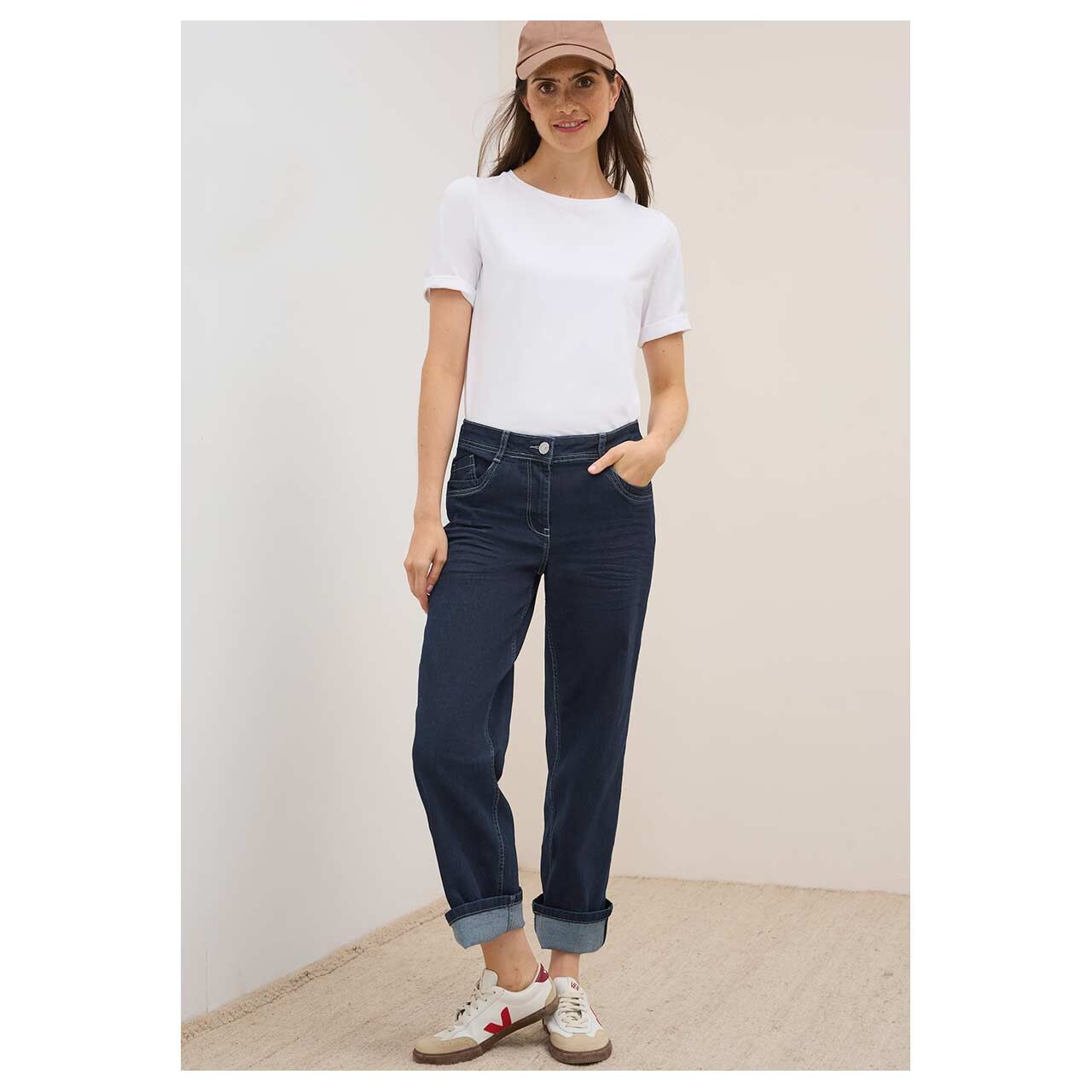 Damenjeans Neele Straight von Cecil in Dunkelblau, Ganzkörperansicht am Model