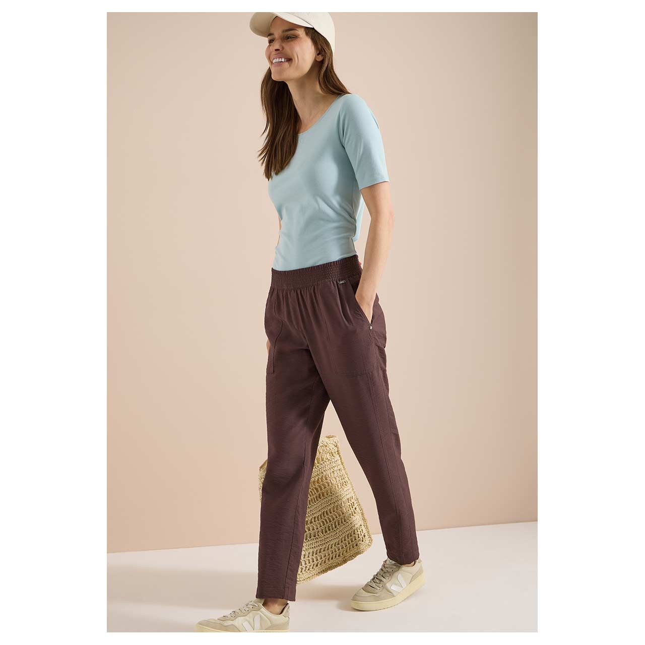 Damen Ankle Hose Chelsea von Cecil in Dunkelbraun, Ganzkörperansicht am Model