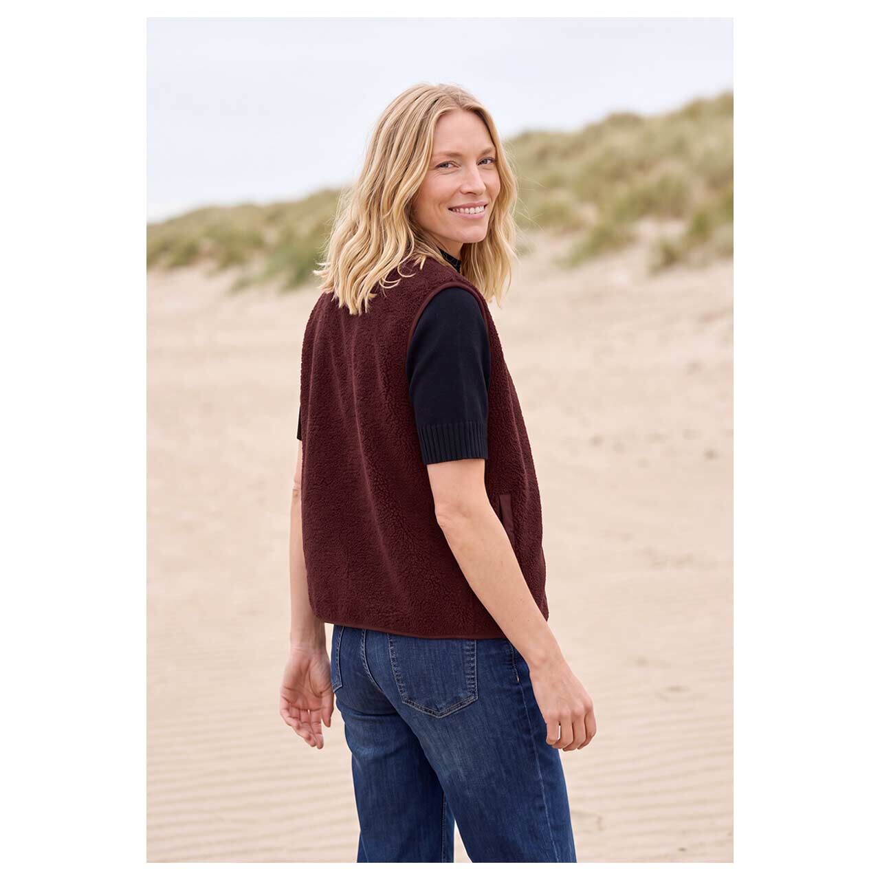 Damen Weste Teddy Solid Matmix Vest von Cecil in Weinrot, Rückansicht am Model