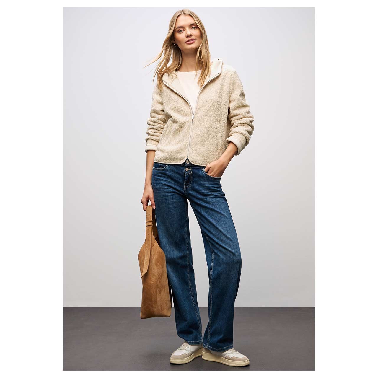 Damen Teddyjacke Hood Jacket von Street One in Hellbeige, Ganzkörperansicht am Model