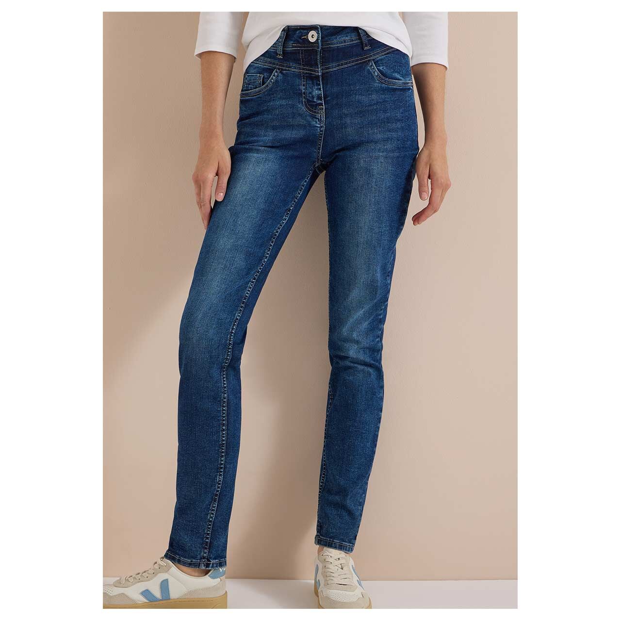 Damenjeans Toronto von Cecil in Blau angewaschen, Vorderansicht am Model