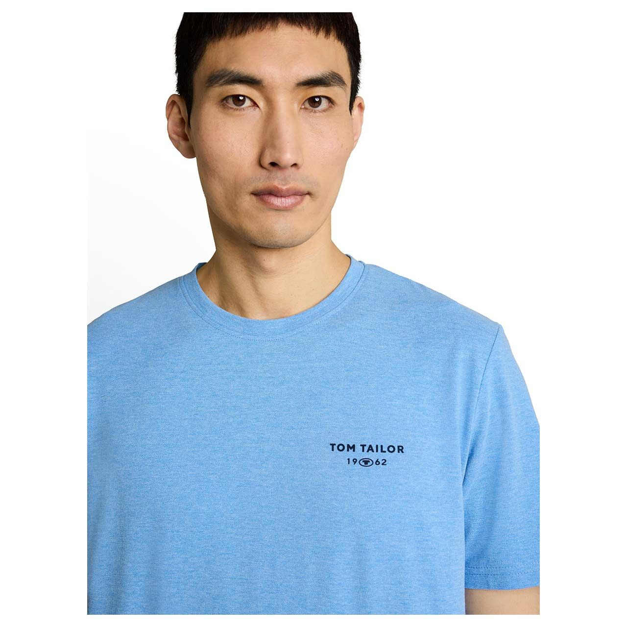 Herren Piqué T-Shirt von Tom Tailor in Blau meliert, detaillierte Vorderansicht am Model