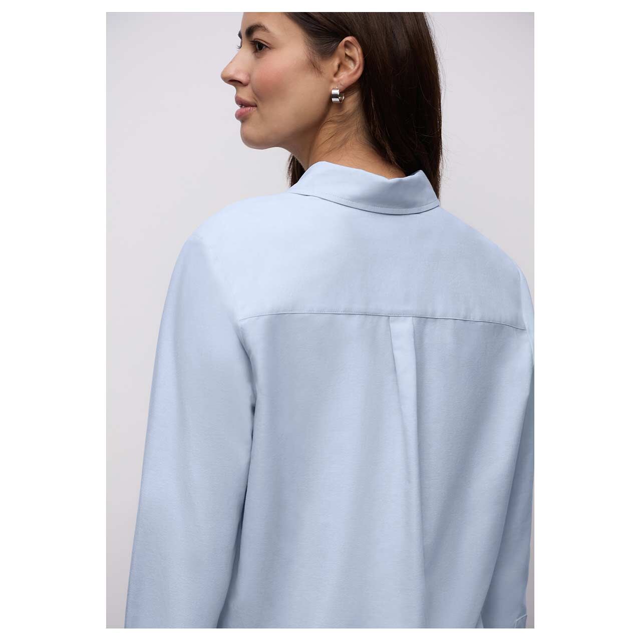 Damen Langarm Bluse Oxford Shirtcollar von Street One in Hellblau, Rückansicht am Model