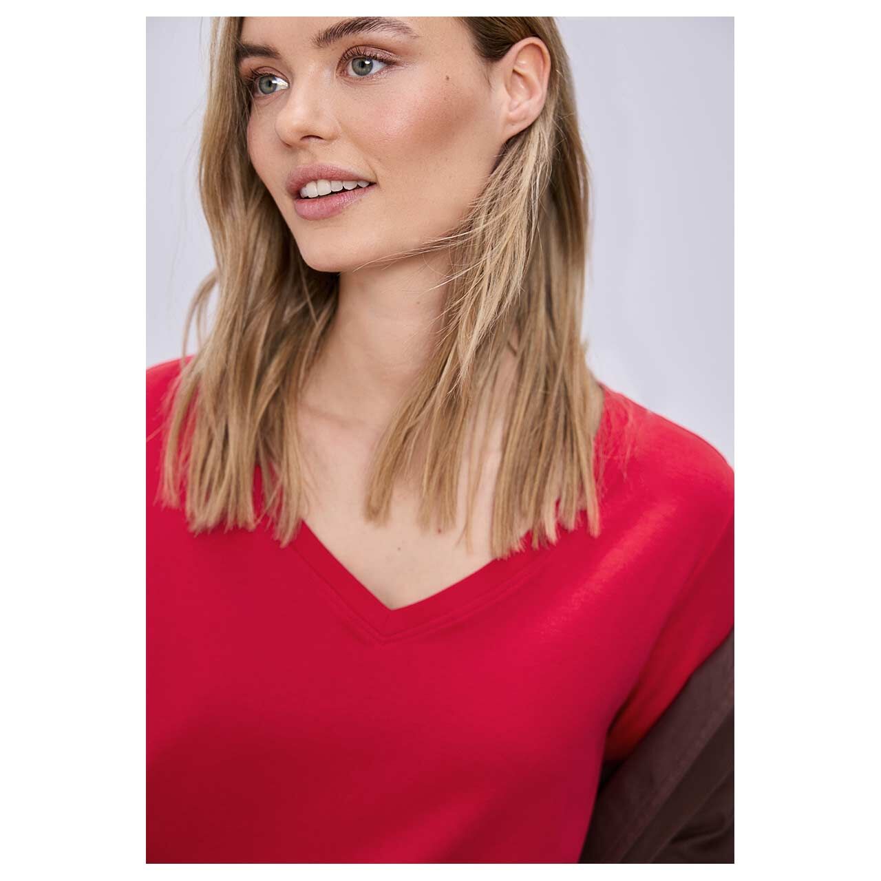 Damen T-Shirt Basic V-Neck von Street One in Rot, detaillierte Vorderansicht am Model