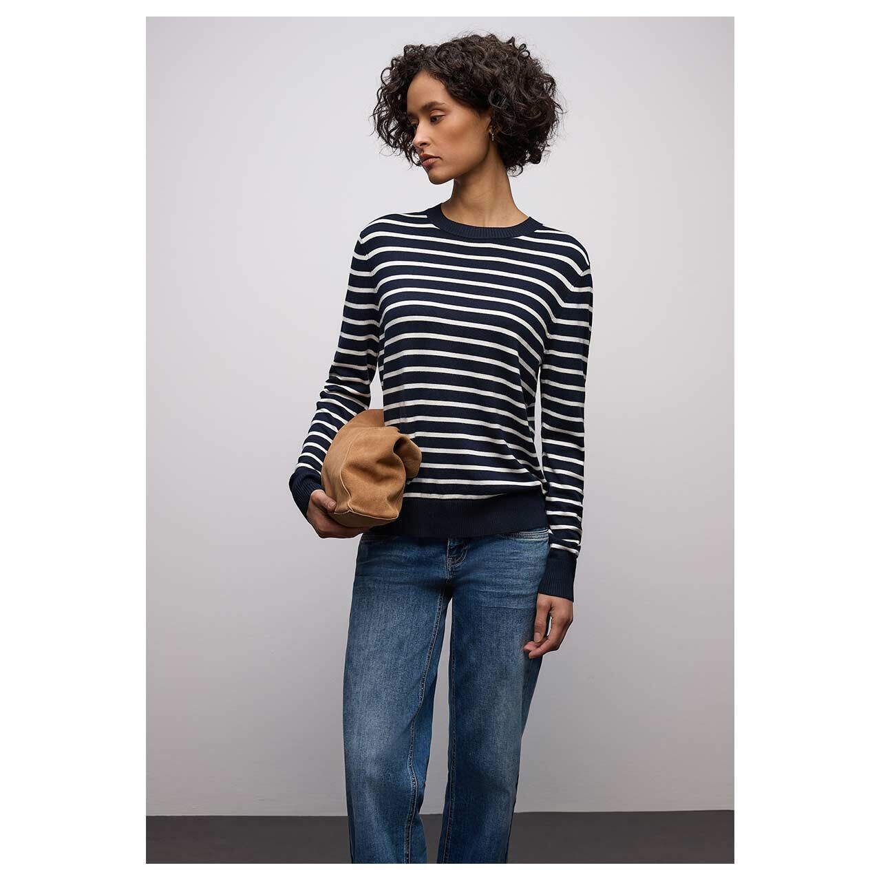 Damen Pullover Basic Sweater Stripes von Street One in Dunkelblau gestreift, Vorderansicht am Model gestylt mit Tasche